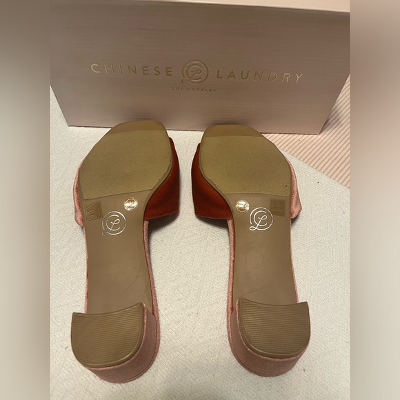 NWT - Chinese Laundry Velvet Rose Heeled Sandals - Picture 4 of 6